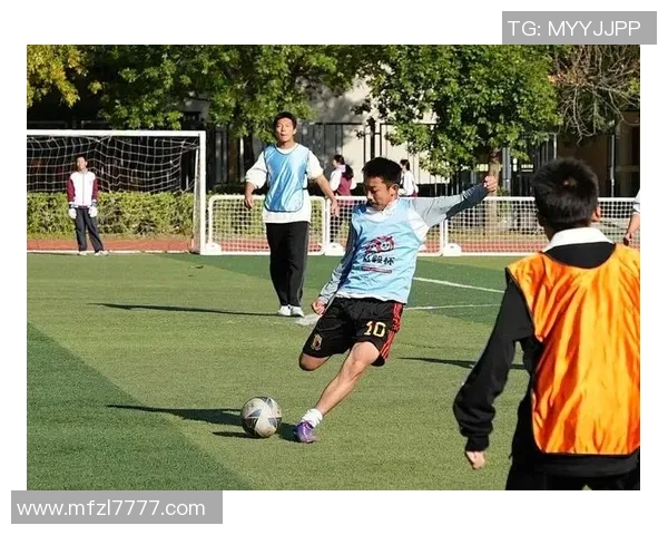 足球明星亲临黄科大与学子互动共庆校园足球盛事 足球明星亲临黄科大与学子互动共庆校园足球盛事